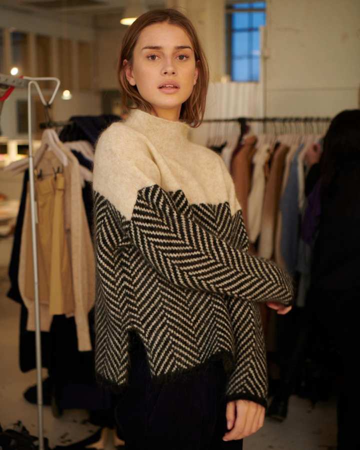 "Norah | Maglione in Cotone con Collo Alto" can be rewritten as "Norah | Maglione in Cotone con Collo Alto Elegante".