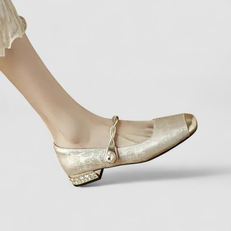 "Pax - Eleganti Scarpe Mary Jane Ortopediche" can be rewritten as: "Pax - Raffinate Scarpe Mary Jane con Supporto Ortopedico".