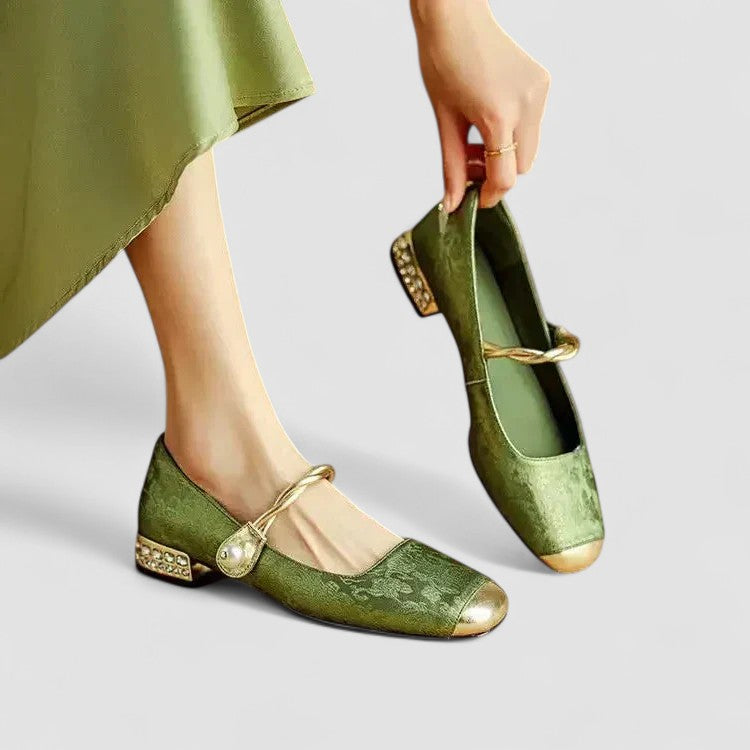 "Pax - Eleganti Scarpe Mary Jane Ortopediche" can be rewritten as: "Pax - Raffinate Scarpe Mary Jane con Supporto Ortopedico".