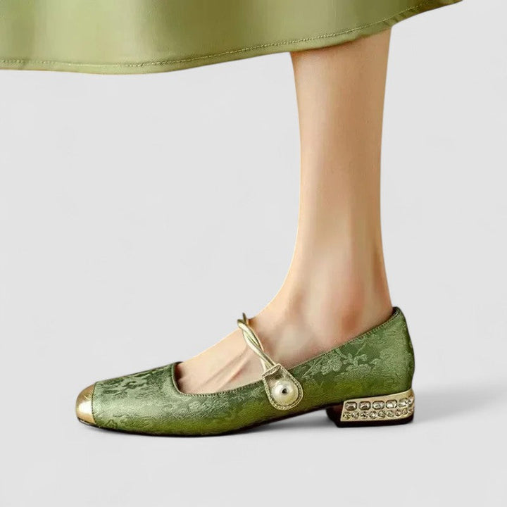 "Pax - Eleganti Scarpe Mary Jane Ortopediche" can be rewritten as: "Pax - Raffinate Scarpe Mary Jane con Supporto Ortopedico".