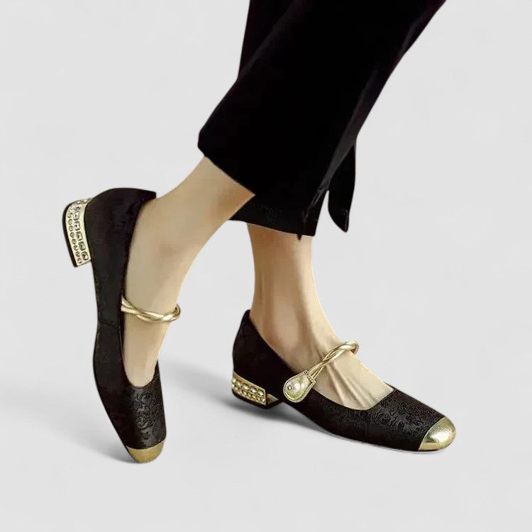 "Pax - Eleganti Scarpe Mary Jane Ortopediche" can be rewritten as: "Pax - Raffinate Scarpe Mary Jane con Supporto Ortopedico".