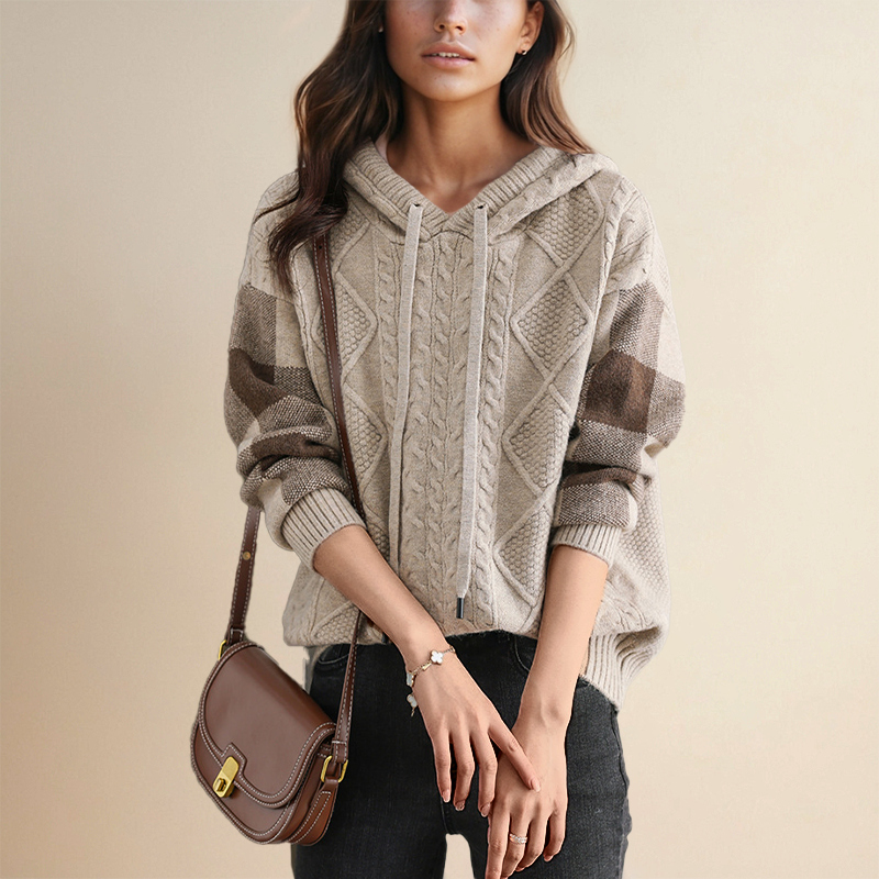 Emily | Maglione con Cappuccio Intrecciato" could be rewritten as "Emily | Intrecciato Hoodie Sweater.