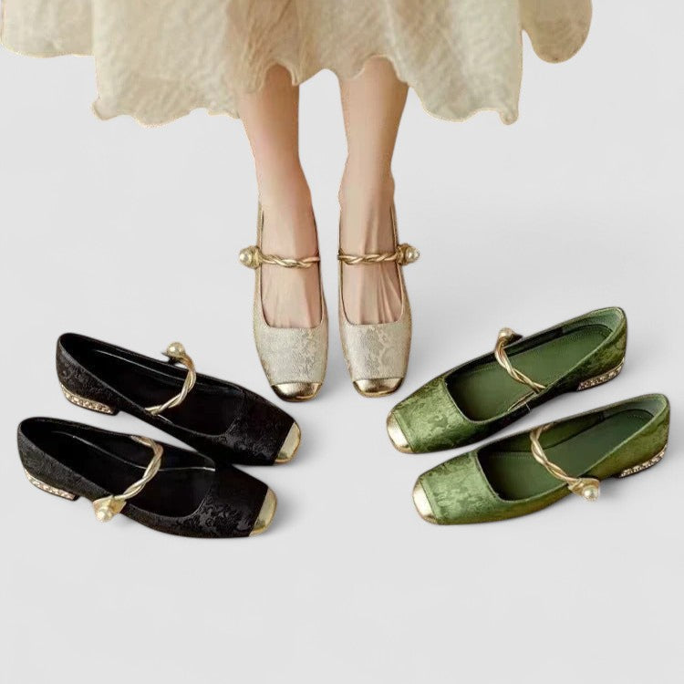 "Pax - Eleganti Scarpe Mary Jane Ortopediche" can be rewritten as: "Pax - Raffinate Scarpe Mary Jane con Supporto Ortopedico".