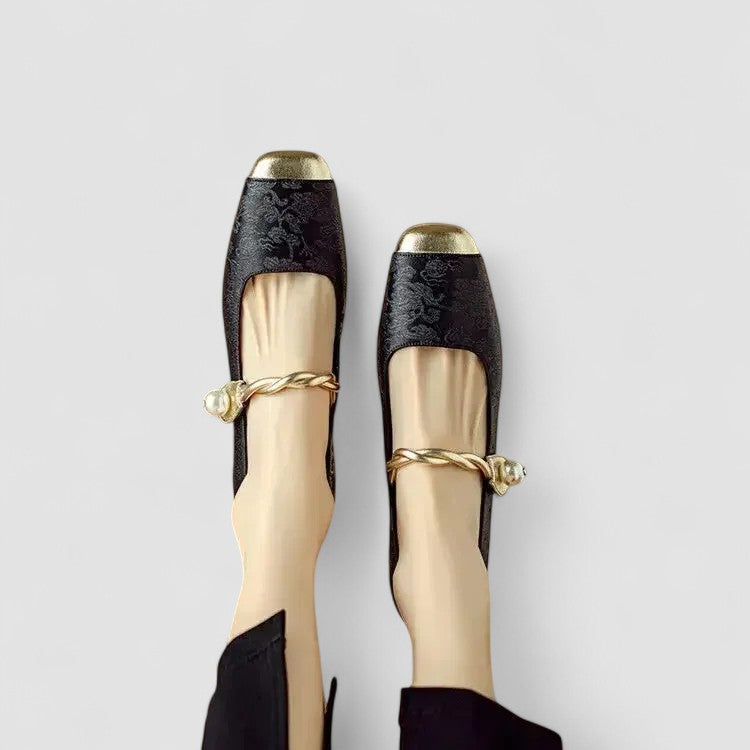 "Pax - Eleganti Scarpe Mary Jane Ortopediche" can be rewritten as: "Pax - Raffinate Scarpe Mary Jane con Supporto Ortopedico".
