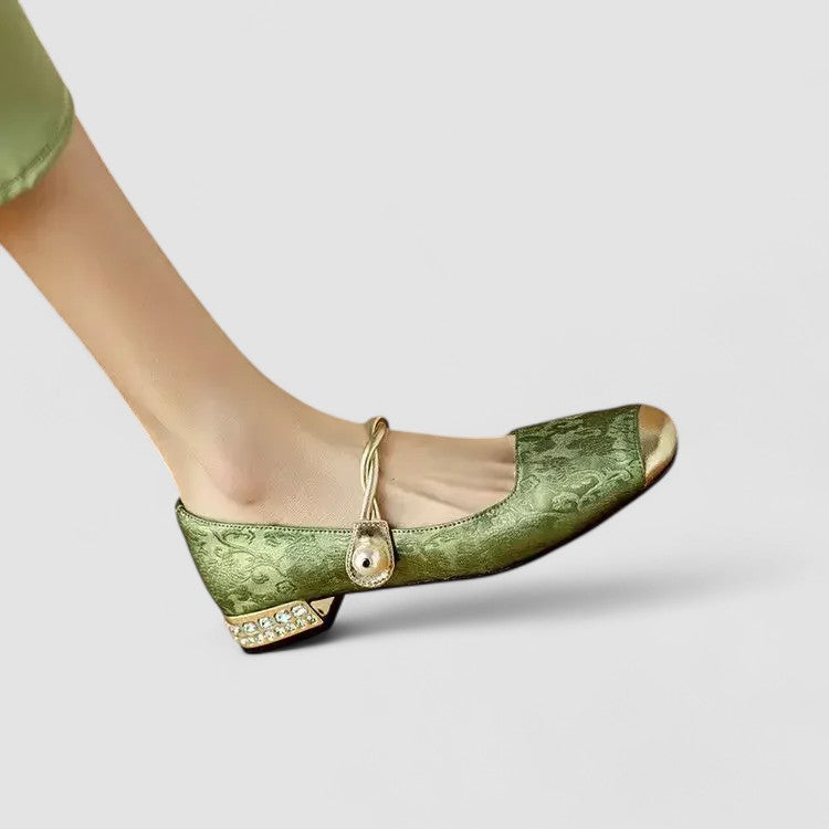 "Pax - Eleganti Scarpe Mary Jane Ortopediche" can be rewritten as: "Pax - Raffinate Scarpe Mary Jane con Supporto Ortopedico".
