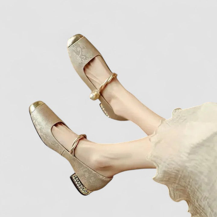 "Pax - Eleganti Scarpe Mary Jane Ortopediche" can be rewritten as: "Pax - Raffinate Scarpe Mary Jane con Supporto Ortopedico".